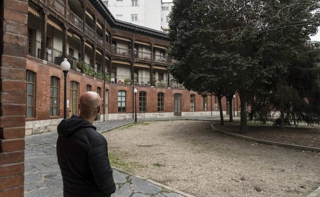 El escritor César Pérez Gellida, en la plaza del Viejo Coso. 