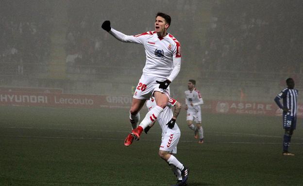 Señé celebra su gol bajo la niebla.