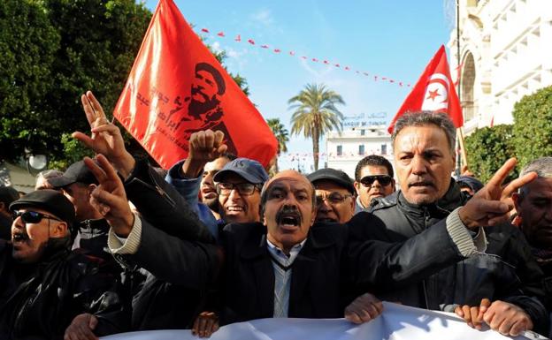 Los tunecinos se movilizan de nuevo en el aniversario de la Revolución de los Jazmines.
