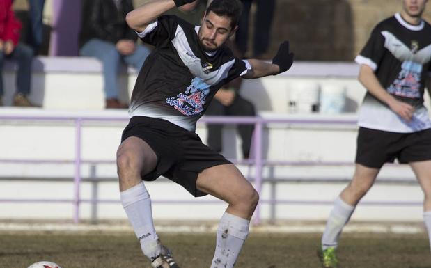 Kike intena controlar el esférico, ayer en la Llanera.