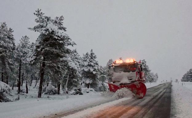 Quitanieves de la Junta despeja la carretera de nieve en Rascafría. 