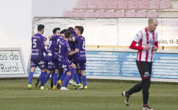 El Palencia Cristo celebra el segundo gol, obra de Merino.