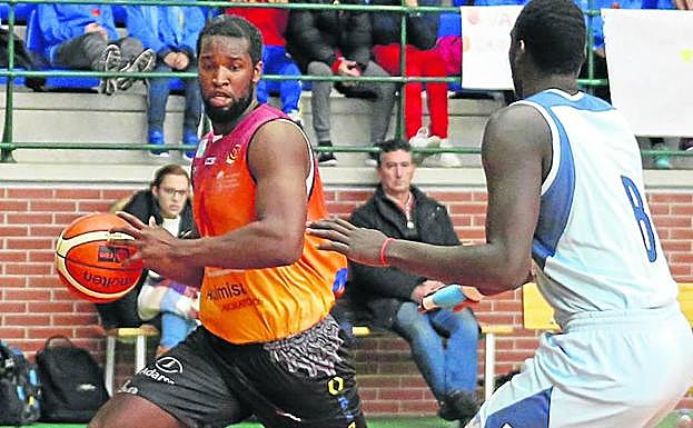 Peters trata de superar la defensa de un rival del Estudiantes de Lugo. :