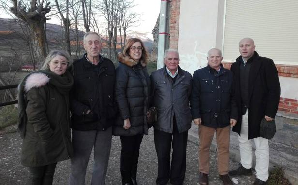 Ángeles Armisén, en el centro, durante la visita a Mudá.