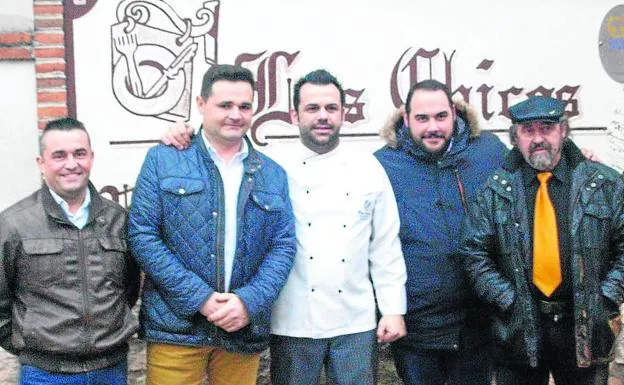 Los integrantes del grupo flamenco Ajolí, junto al director del restaurante Los Chicos, Rubén García. 