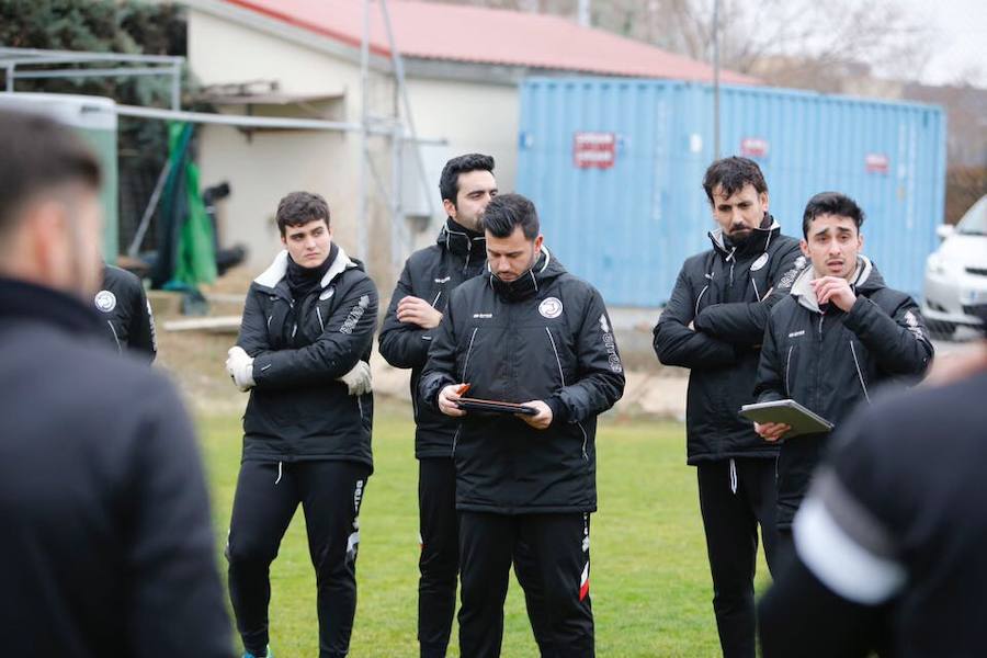 Astu, técnico de Unionistas, observa unos apuntes durante un entrenamiento.