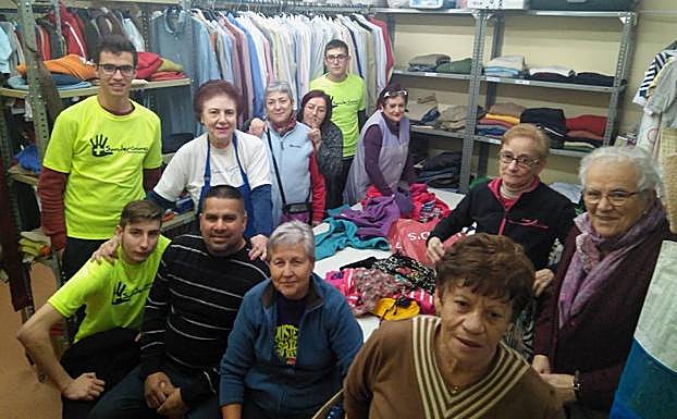 Entrega de la ropa de abrigo recogida en Alba de Tormes al Ropero de Puente Ladrillo.