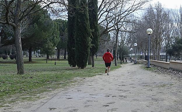 Una corredora realiza deporte en el circuito de La Aldehuela.