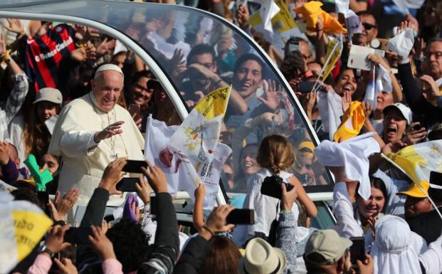 El papa Francisco saluda a los miles de fieles concentrados en una misa multitudinaria en el Parque O`Higgins, en Santiago (Chile).