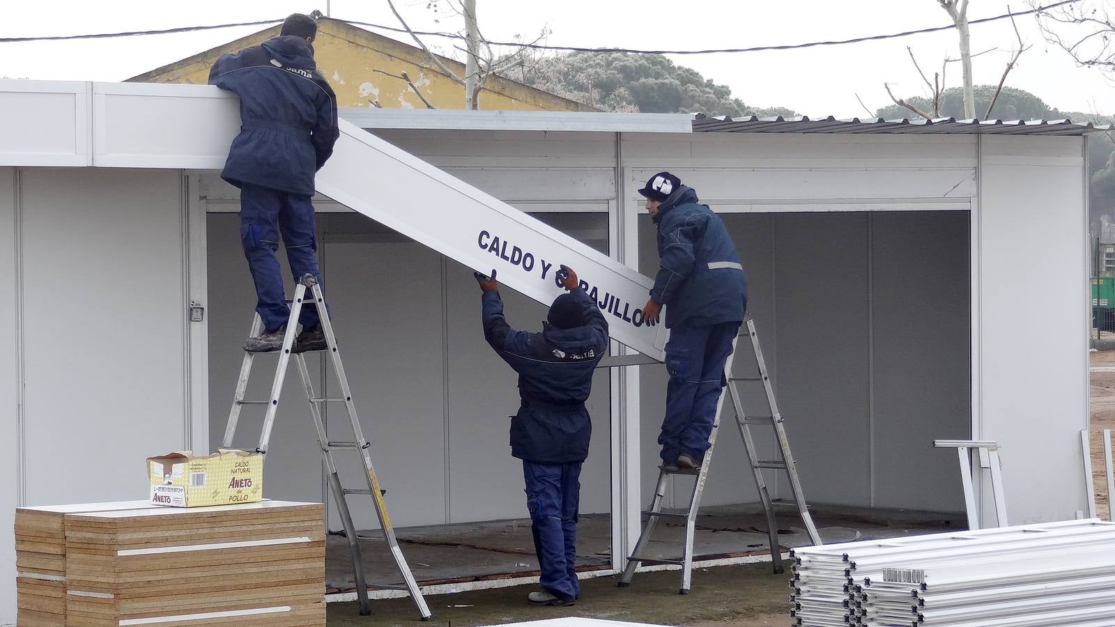 Desmontaje del puesto 'Caldo y Carajillo'