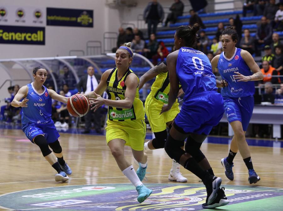 Robinson y Silvia Domínguez defienden a una rival del Fenerbahce en el partido en Estambul. 