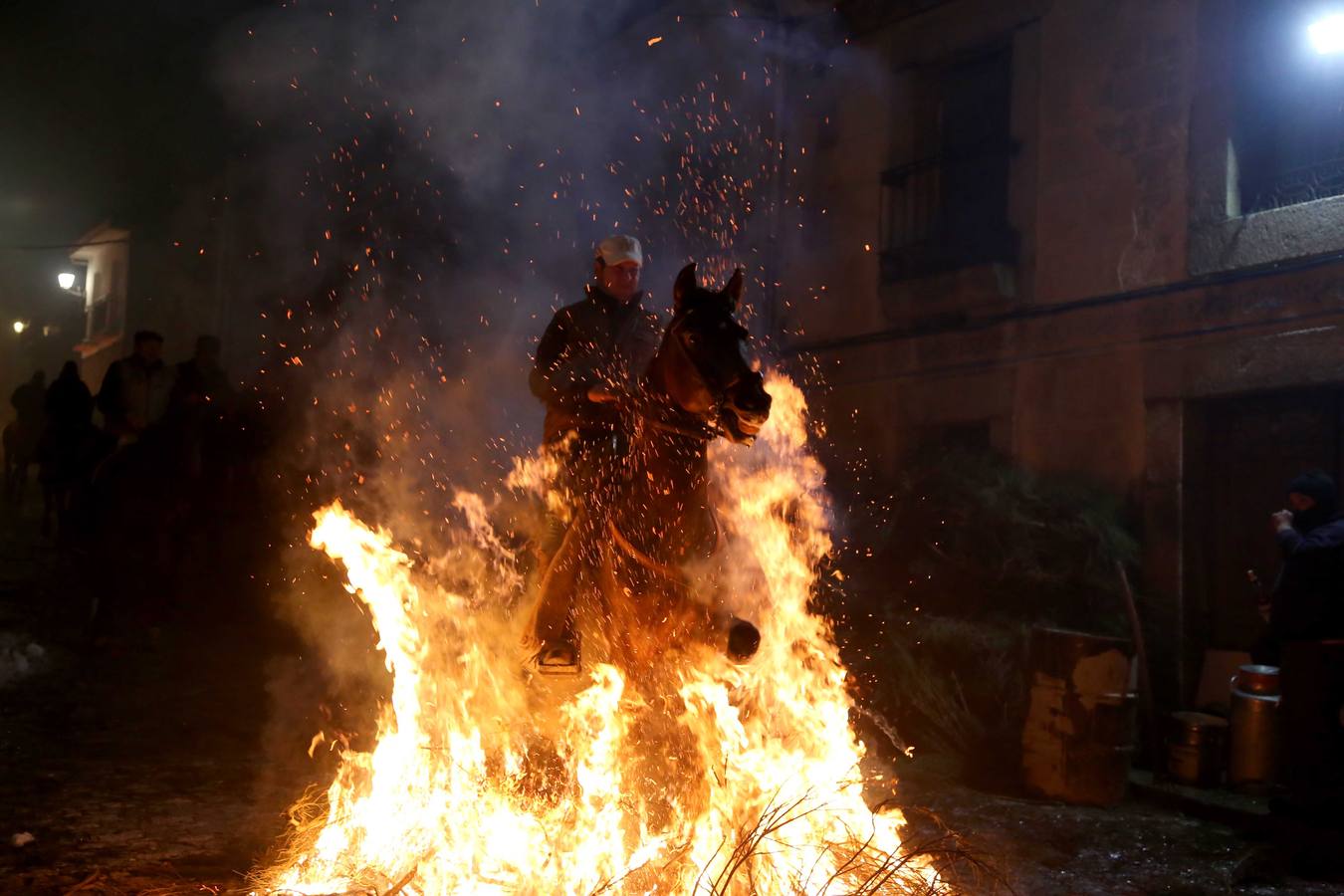 Las hogueras de la fiesta de ‘Las Luminarias’ iluminaron un año más la localidad abulense en la víspera de San Antón, en el que los caballistas y sus animales toman el protagonismo en una costumbre centenaria 