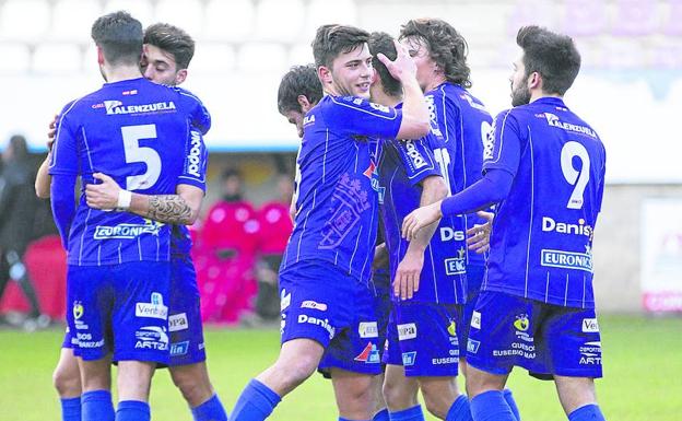 La plantilla del Palencia Cristo celebra uno de los goles ante el Zamora.