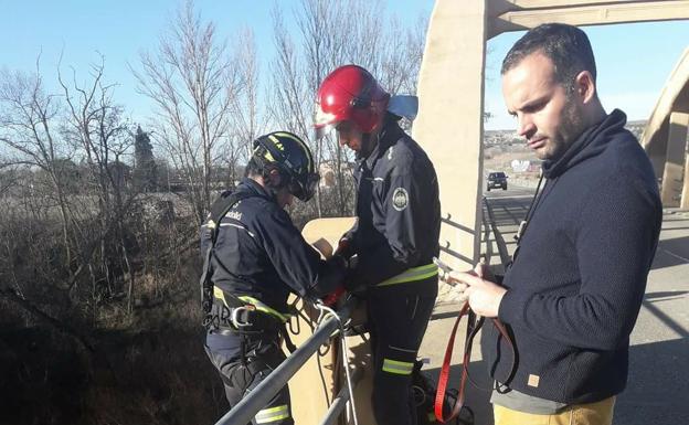 Los bomberos de Peñafiel rescatan un cachorro arrojado por un puente del río Duero
