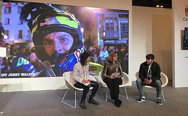 El atleta Óscar Husillos y la presidenta de la Diputación presenta la oferta deportiva de Palencia.