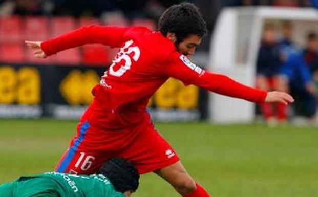 Jesús Torres en una jugada con la camiseta del Numancia B.