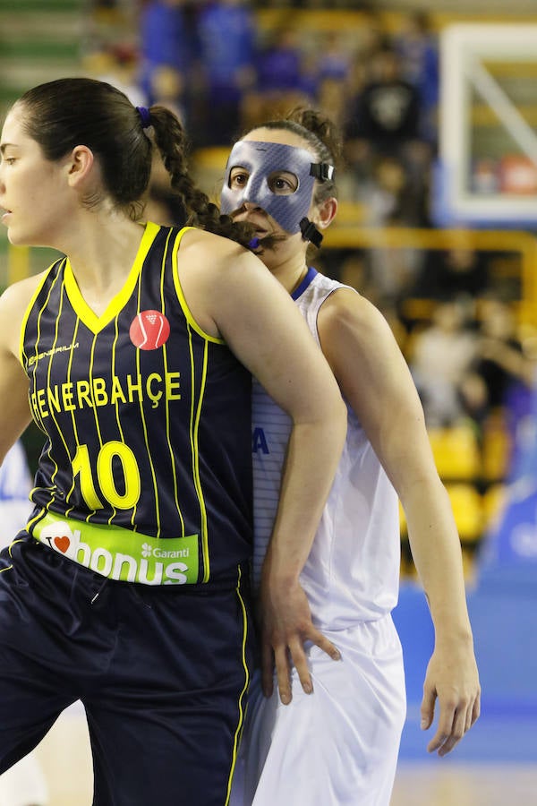 Una canasta de Laura Nicholls a escasos segundos para el final del partido le dio al equipo salmantino una importante victoria en la Euroliga que le permite seguir en la lucha por entrar en los cuartos de final