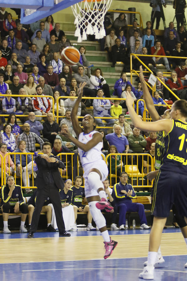 Una canasta de Laura Nicholls a escasos segundos para el final del partido le dio al equipo salmantino una importante victoria en la Euroliga que le permite seguir en la lucha por entrar en los cuartos de final