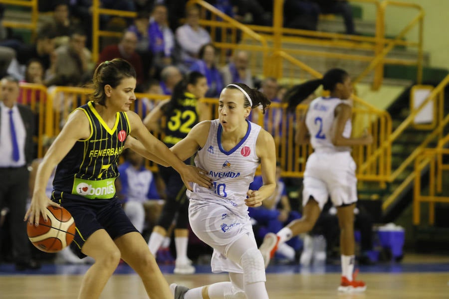 Una canasta de Laura Nicholls a escasos segundos para el final del partido le dio al equipo salmantino una importante victoria en la Euroliga que le permite seguir en la lucha por entrar en los cuartos de final