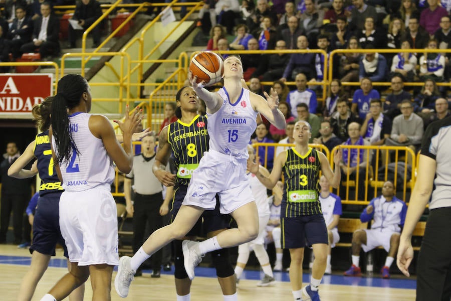 Una canasta de Laura Nicholls a escasos segundos para el final del partido le dio al equipo salmantino una importante victoria en la Euroliga que le permite seguir en la lucha por entrar en los cuartos de final