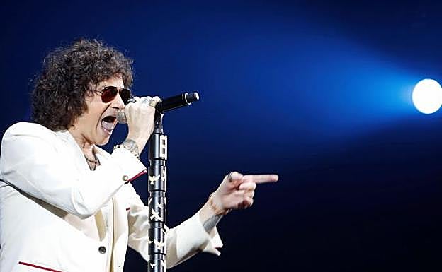 El compositor y cantante Enrique Bunbury interpreta uno de sus temas durante un concierto en Zaragoza.