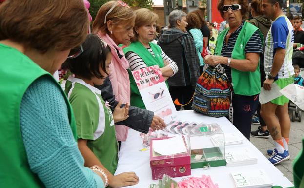 Venta de objetos solidarios, en la carrera contra el cáncer organizada por la AECC el pasado mes de octubre. 