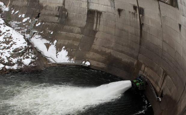 El desagüe de fondo libera la carga del embalse. 