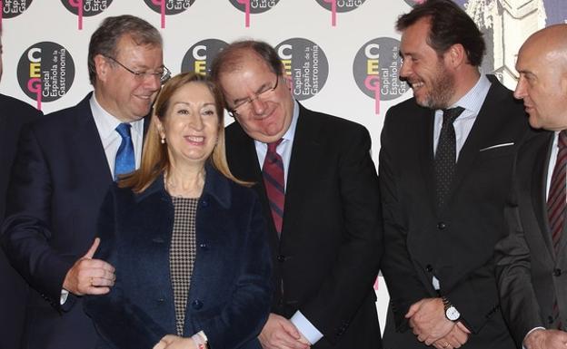 Acto de nombramiento de León como Capital Española de la Gastronomía. En la imagen el presidente de la Junta, Juan Vicente Herrera, junto a la presidenta del Congreso de los Diputados, Ana Pastor y los alcaldes de León, Antonio Silván y de Valladolid, Oscar Puente.