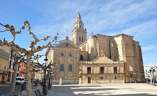 Iglesia de los Santos Juanes, en Nava del Rey.