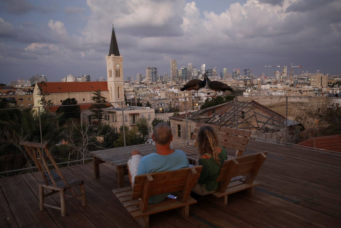 Con el espacio siempre ajustado en la capital económica y de ritmo rápido de Israel, los tejados se han transformado en refugios con prósperos jardines al aire libre, restaurantes, yoga, estudios de arte y música, espacios para clases de artes marciales krav maga y casas de huéspedes