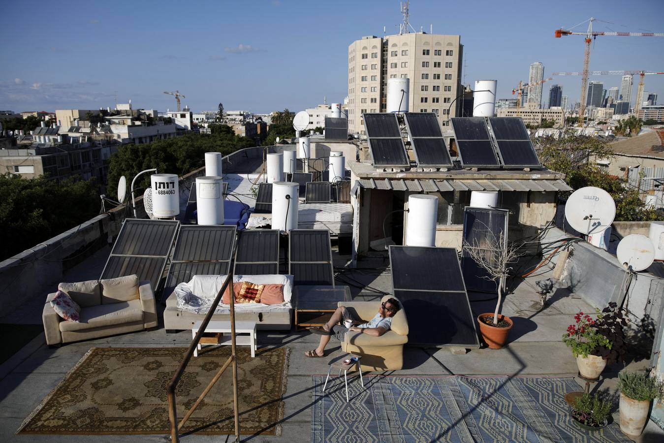 Con el espacio siempre ajustado en la capital económica y de ritmo rápido de Israel, los tejados se han transformado en refugios con prósperos jardines al aire libre, restaurantes, yoga, estudios de arte y música, espacios para clases de artes marciales krav maga y casas de huéspedes