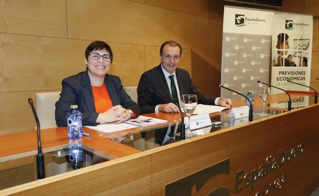 Felisa Becerra y Alberto Gurrionero, durante la presentación del informe.