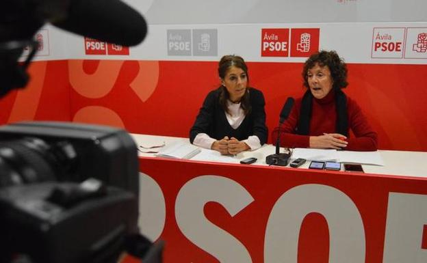 Yolanda Vázquez, portavoz del PSOE en el Ayuntamiento, y Mercedes Martín, procuradora socialista en las Cortes.