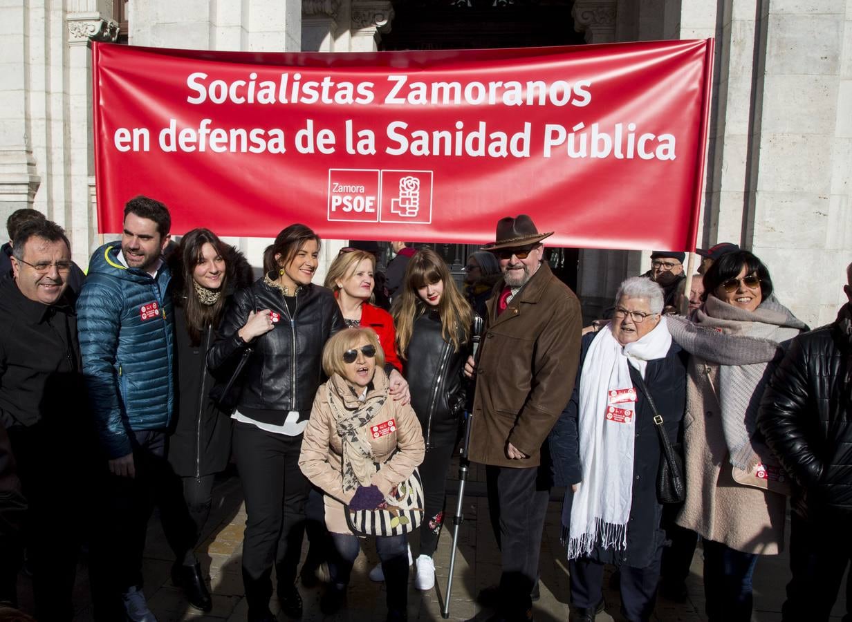 Miles de personas recorren las calles de Valladolid en defensa de la Sanidad de Castilla y León