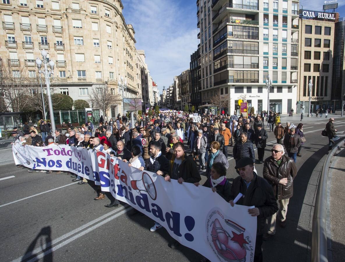 Miles de personas recorren las calles de Valladolid en defensa de la Sanidad de Castilla y León