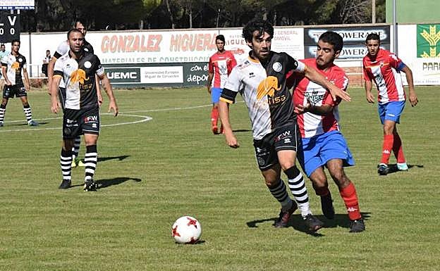 Javi Navas protege el balón ante un rival del Tordesillas.