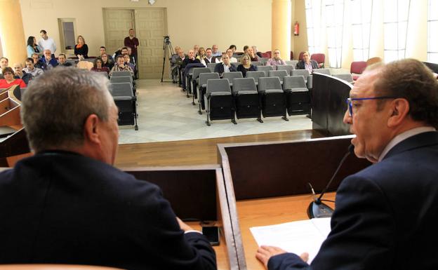 José María Ruiz (derecha) conversa con José Luis Guijarro durante la asamblea. 