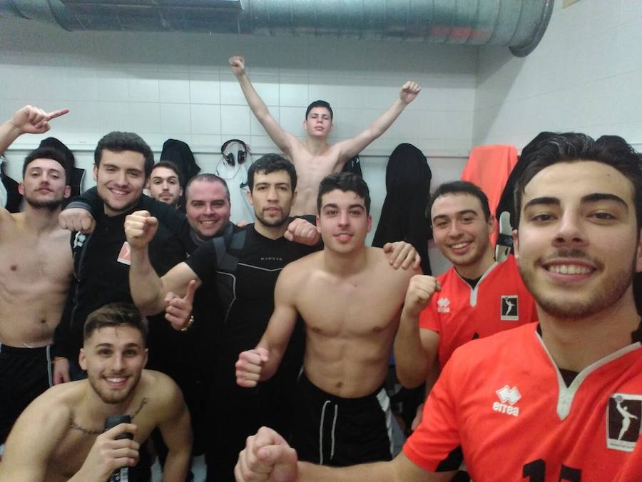 Los jugadores del BMCiudad de Salamanca celebran la victoria en Leganés en el vestuario.