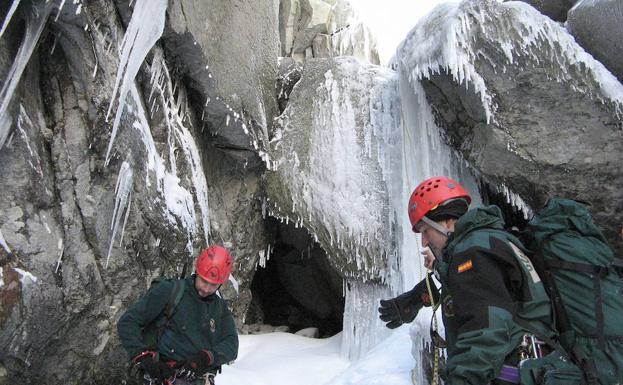 Rescatado un montañero segoviano herido mientras practicaba escalada en hielo en Gredos