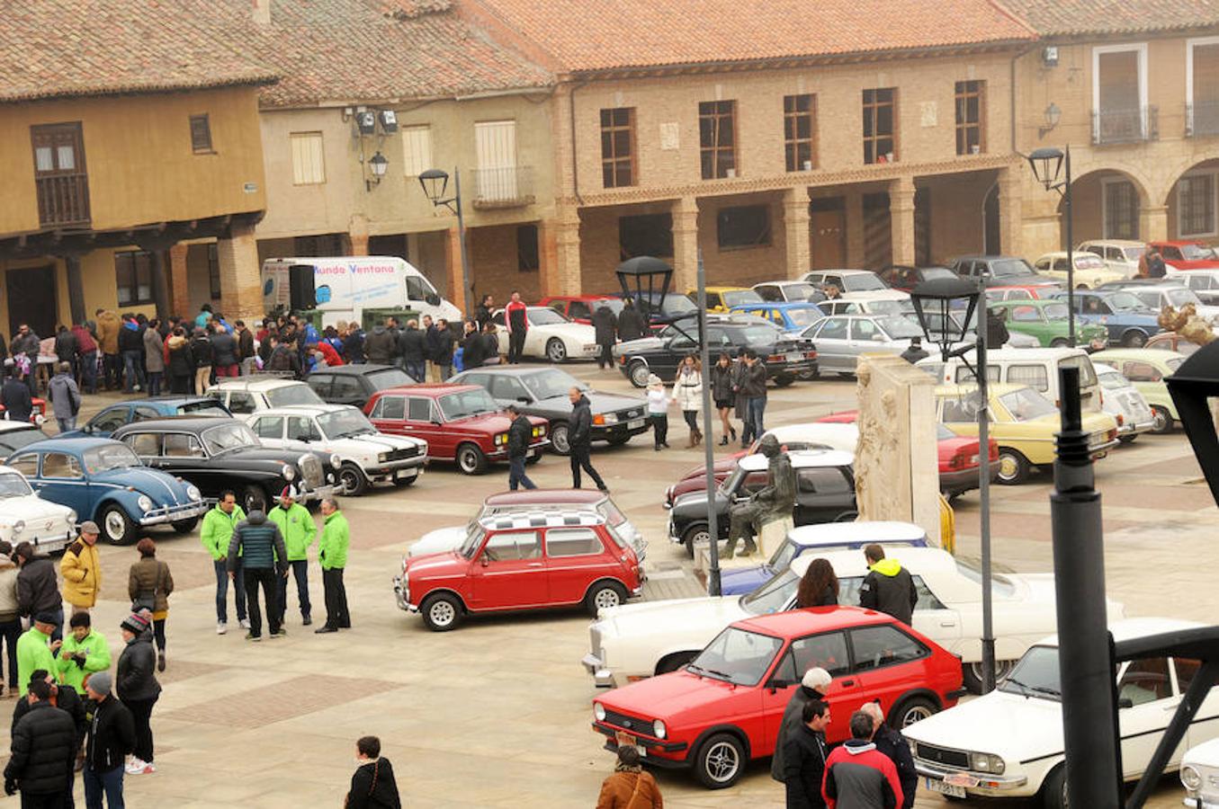Paredes disfruta de su concentracón de coches clásicos