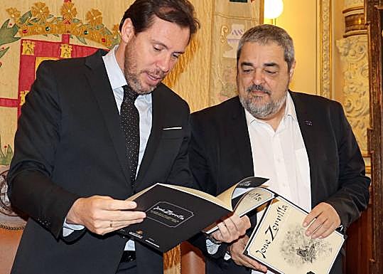 El alcalde Óscar Puente y el director de El Norte de Castilla, Carlos Aganzo, observan el número especial de 'Blanco y negro'. 