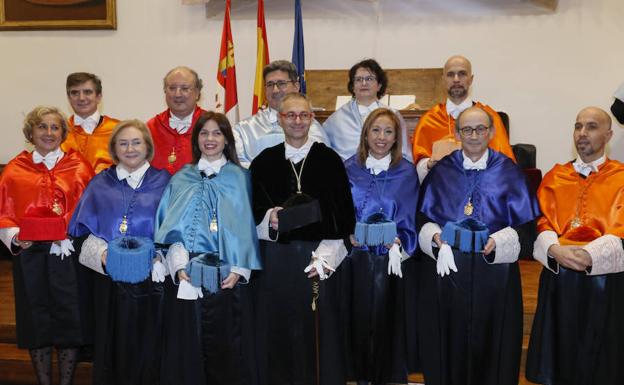 El rector Ricardo Rivero, acompañado por todos los miembros de su equipo de gobierno, tras tomar posesión de su cargo el pasado 18 de diciembre en el Paraninfo. 