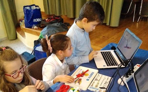 Niños en el taller de robotix de Villoldo.