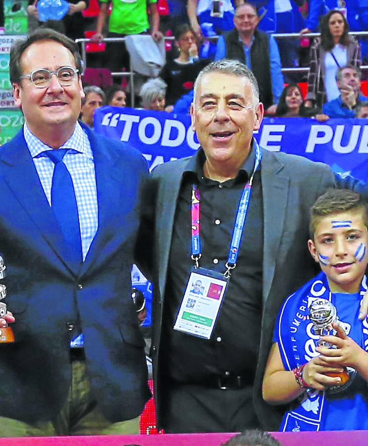 El presidente de Avenida, Jorge Recio, junto a Miguel Ángel Ortega y uno de los hijos del técnico.