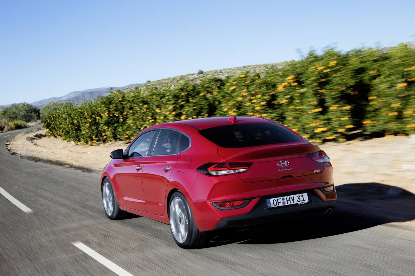 Hyundai añade a la gama i30 la versión Fastback, una versión más larga que se caracteriza por el nuevo diseño de la parte posterior. Se vende con la posibilidad de dos motores de gasolina, a partir de 16.165 euros.