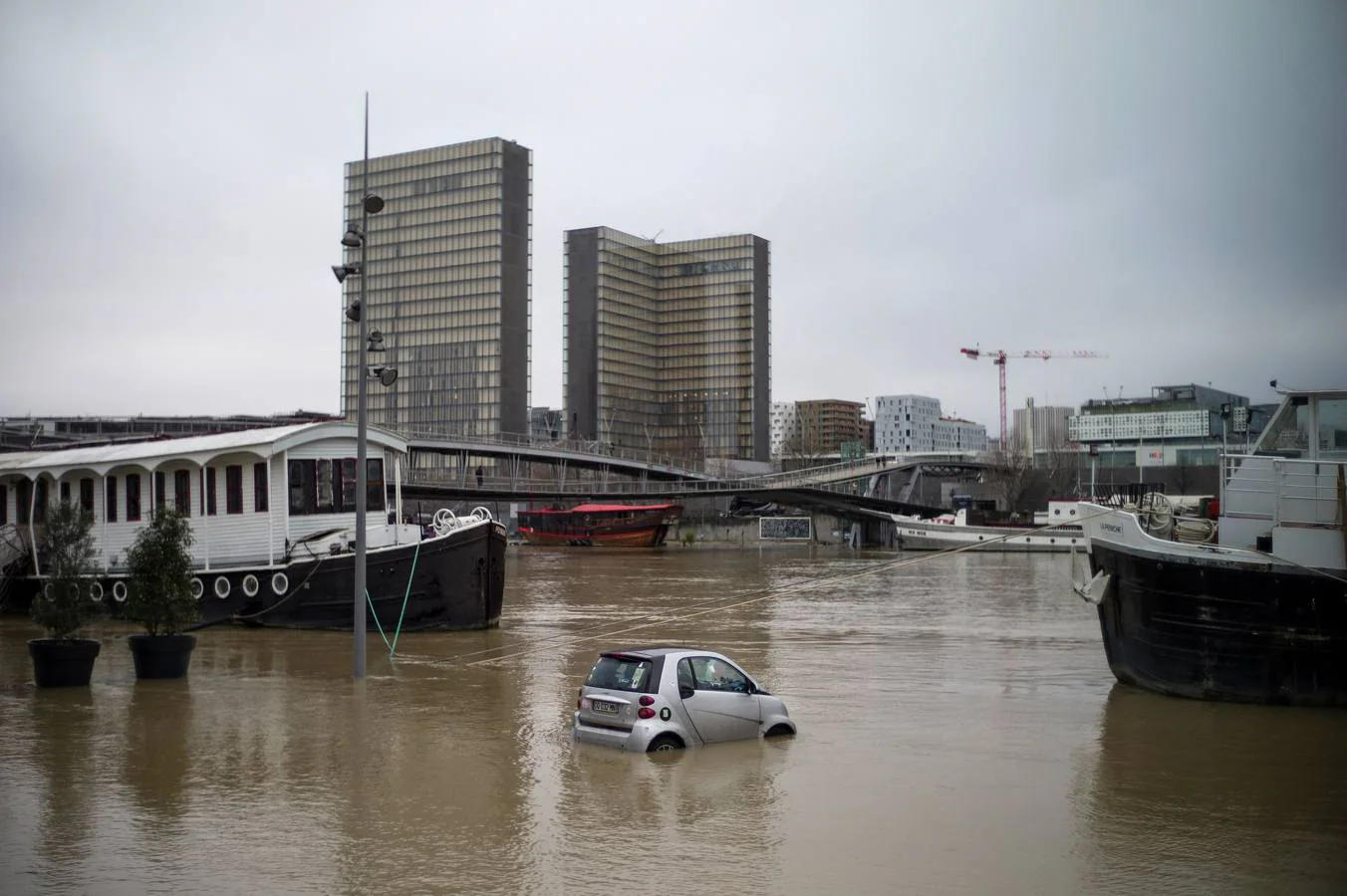 El río superaba esta mañana los 5,10 metros respecto a su nivel de referencia en el puente de Austerlitz, de llegar a los 6,2 metros, se superaría el nivel alcanzado en las anteriores inundaciones, en mayo y junio de 2016