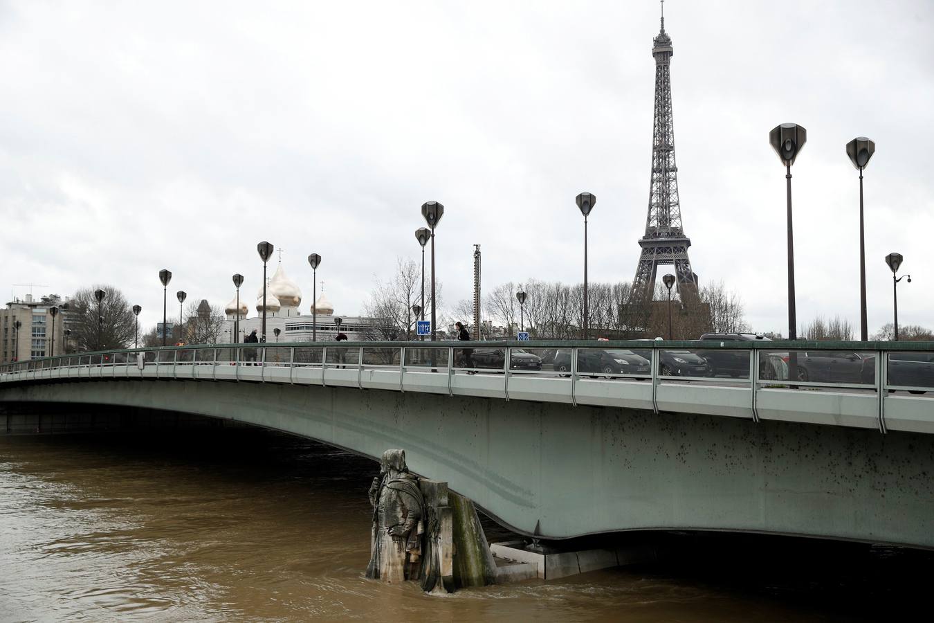 El río superaba esta mañana los 5,10 metros respecto a su nivel de referencia en el puente de Austerlitz, de llegar a los 6,2 metros, se superaría el nivel alcanzado en las anteriores inundaciones, en mayo y junio de 2016