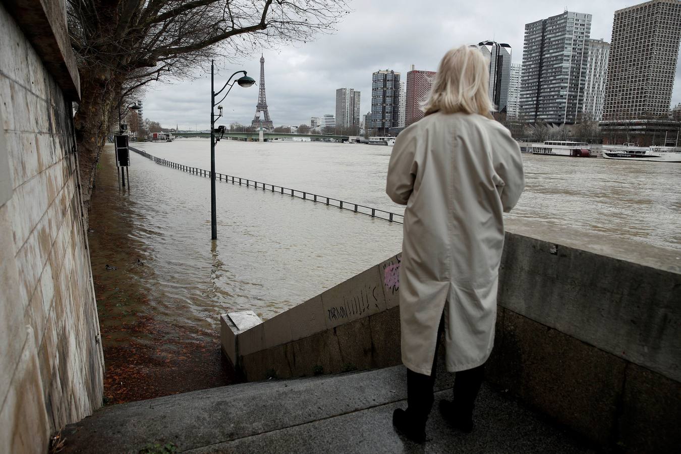 El río superaba esta mañana los 5,10 metros respecto a su nivel de referencia en el puente de Austerlitz, de llegar a los 6,2 metros, se superaría el nivel alcanzado en las anteriores inundaciones, en mayo y junio de 2016