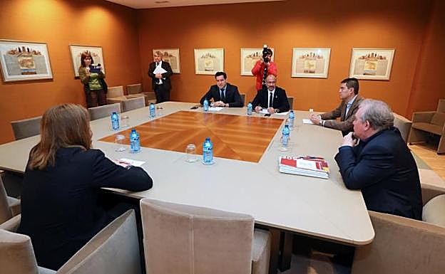 Asistentes a la reunión sobre los aforamientos en Castilla y León.