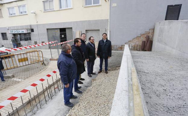 Los concejales y los responsables del proyecto, en el lugar en el que se construye la rampa. 